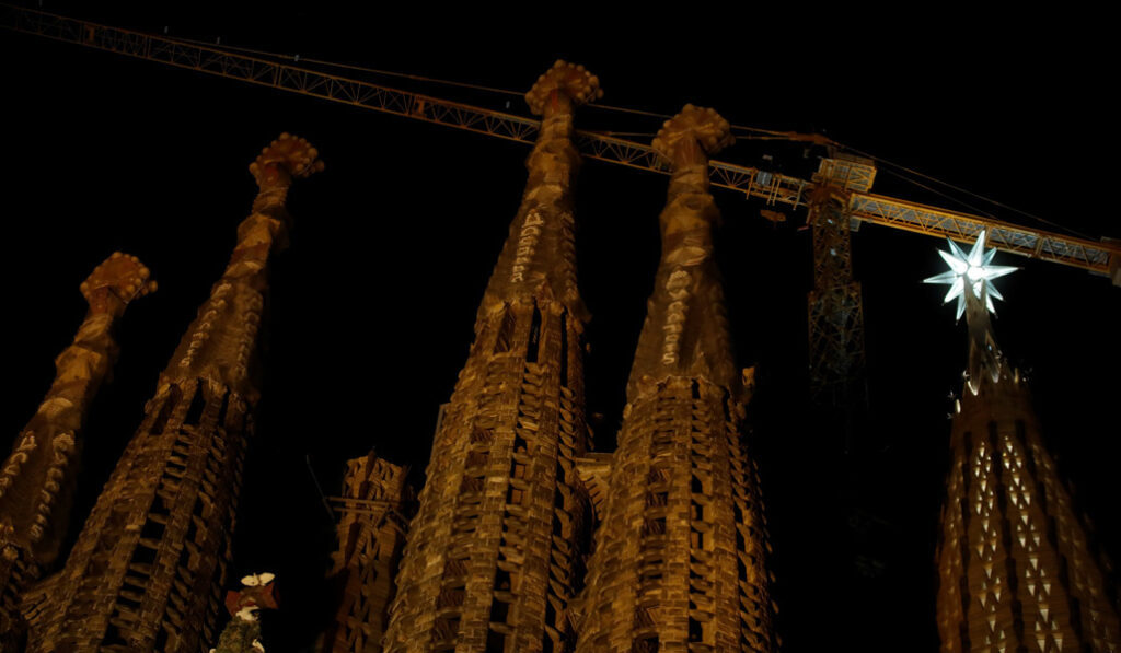 La Estrella De La Sagrada Familia Ya Ilumina Barcelona Alfa Y Omega