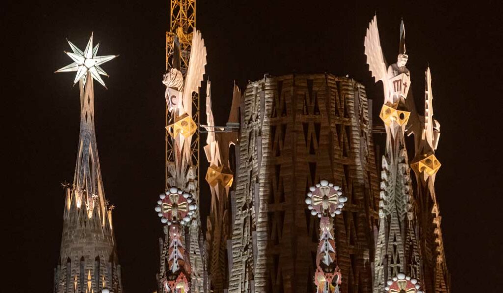 La Sagrada Familia Inaugura Las Torres De Los Evangelistas Alfa Y Omega