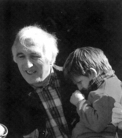 Jean Vanier, con un chico acogido en una de sus comunidades