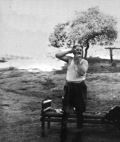 Bernanos, en su «fazenda» de Brasil, donde vivió durante la segunda guerra mundial