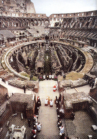 Vista aérea del Coliseo de roma, durante la conmemoración de los mártires del siglo XX