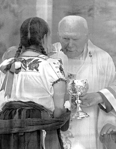Juan Pablo II dando la comunión durante la Misa en Tor Vergata