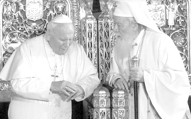 Juan Pablo II escucha al Patriarca ortodoxo Teoctist durante su visita a Rumanía, en 1999