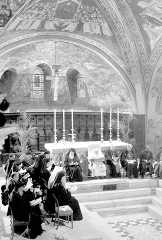 El Papa Juan Pablo II y otros líderes cristianos rezan por la paz en la basílica de San Francisco de Asís, el pasado 24 de enero de 2002