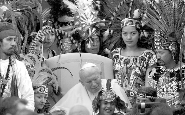 El Papa rodeado de bailarines incas, aztecas y yaquis con sus trajes tradicionales durante la audiencia general del 17 de julio en Castel Gandolfo