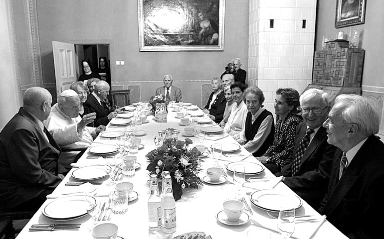 El Papa durante una comida con antiguos compañeros de colegio, en la residencia del arzobispo de Cravovia