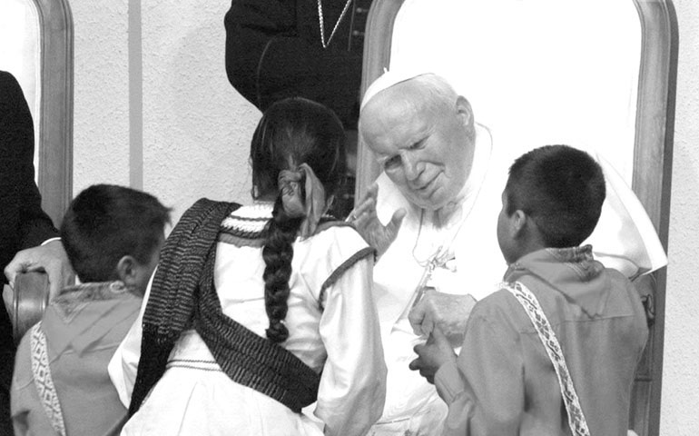 El Papa bendice a niños mexicanos durante la ceremonia de bienvenida junto al presidente de México, Vicente Fox