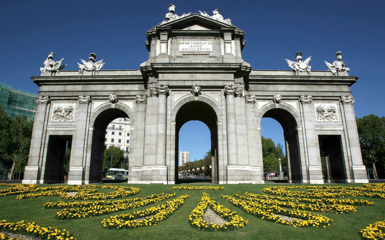 Арка актера. Ворота Пуэрта-де-Алькала. Ворота Алькала Мадрид. Триумфальная арка в Мадриде. Пуэрта де Алькала в Мадриде.