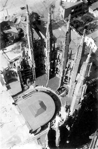 Imagen del templo de la Sagrada Familia, tomada a comienzos del siglo XX