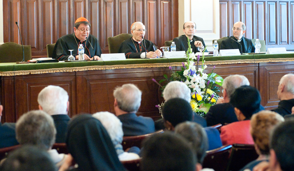 Un momento de la intervención del cardenal Braz de Aviz. Junto a él, el cardenal Rouco, arzobispo de Madrid, don Javier Prades, rector de San Dámaso, y don Roberto Serres, decano de la Facultad de Derecho Canónico
