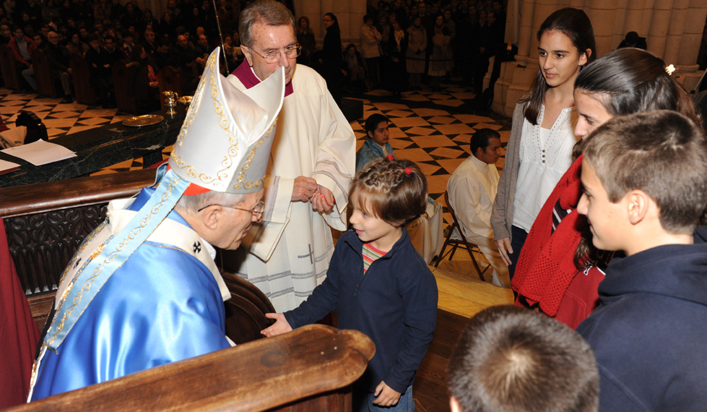 El cardenal Antonio María Rouco con los hijos de una familia madrileña, durante la Vigilia de la Inmaculada de este año 2012