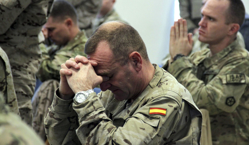 Soldados españoles e italianos, destinados en Kabul (Afganistán), rezando