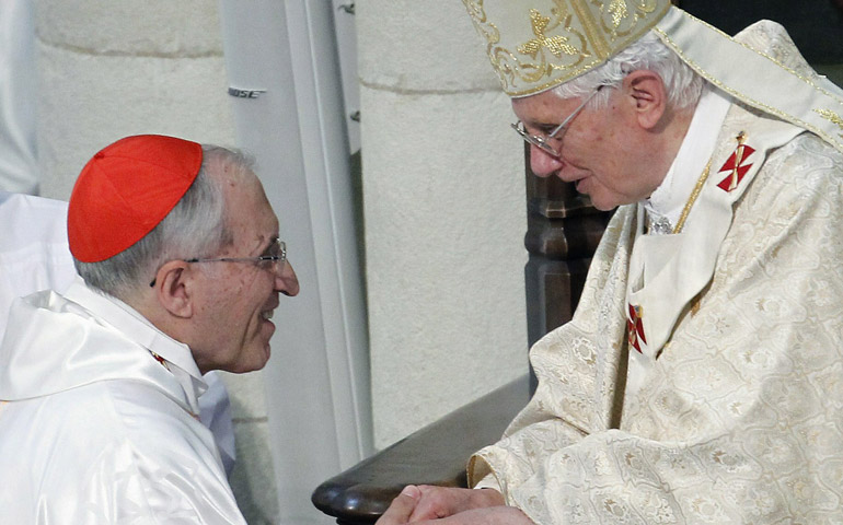 Benedicto XVI saluda al cardenal Rocuo Varela, durante la pasada JMJ Madrid 2011