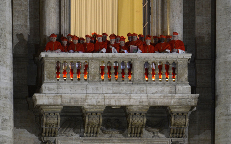 Monseñor Rouco Varela (en el centro) con otros cardenales, en el balcón de la logia de San Pedro, durante el saludo del nuevo Papa