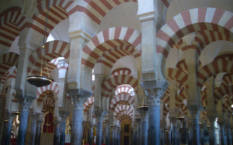 Las conocidas arcadas de la antigua mezquita musulmana de la catedral de Córdoba
