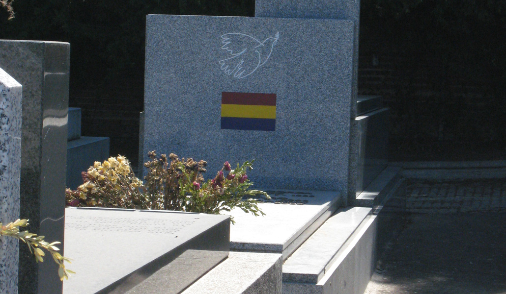 Tumba, en el cementerio civil de Madrid