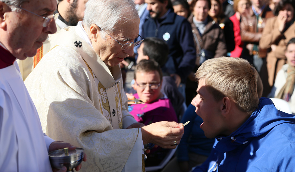 El cardenal Rouco distribuye la Sagrada Comunión en la Misa de la fiesta de la Almudena