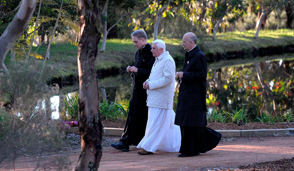 Foto de archivo en que el Papa Benedicto XVI camina junto a sus secretarios personales, Georg Gaenswein y Alfred Xuereb.