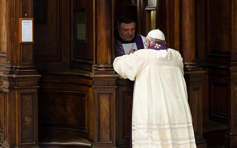 El Papa Francisco recibe el Sacramento de la Penitencia, en la basílica de San Pedro
