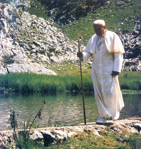 Juan Pablo II en los lagos de Covadonga, durante su visita con motivo de la IV Jornada Mundial de la Juventud: 21 de agosto de 1989