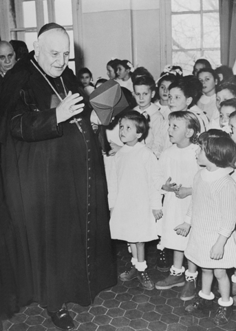 El cardenal Roncalli visita un colegio
