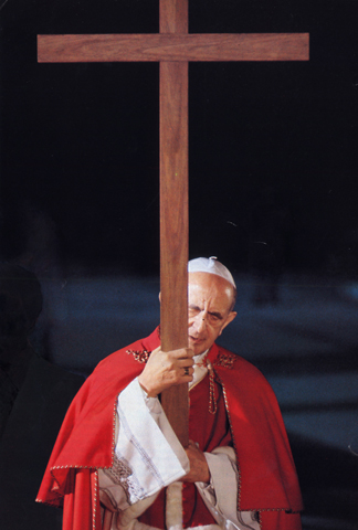 Jesús es crucificado. Pablo VI, durante un Vía Crucis, en Roma