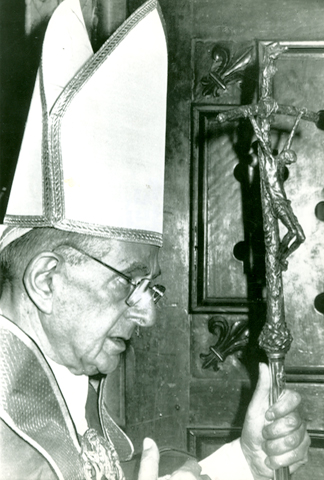 El Cirineo ayuda a Jesús a llevar la Cruz. Pablo VI con el báculo, en noviembre de 1976