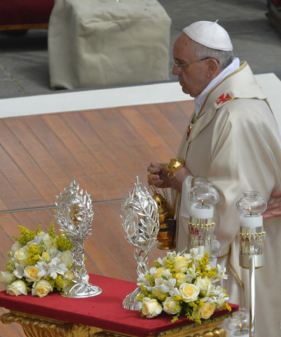 El Santo Padre inciensa las reliquias de los nuevos santos