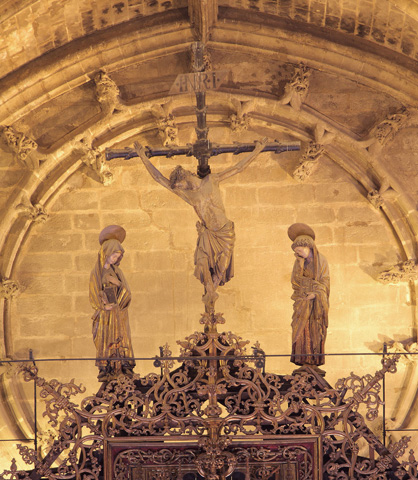 Calvario que remata el retablo de la catedral de Sevilla, con el 'Cristo del Millón'