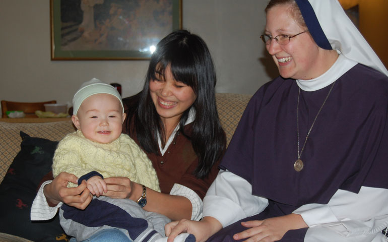 Una religiosa de la congregación estadounidense Hermanas de la Vida, con una de las madres a las que atienden