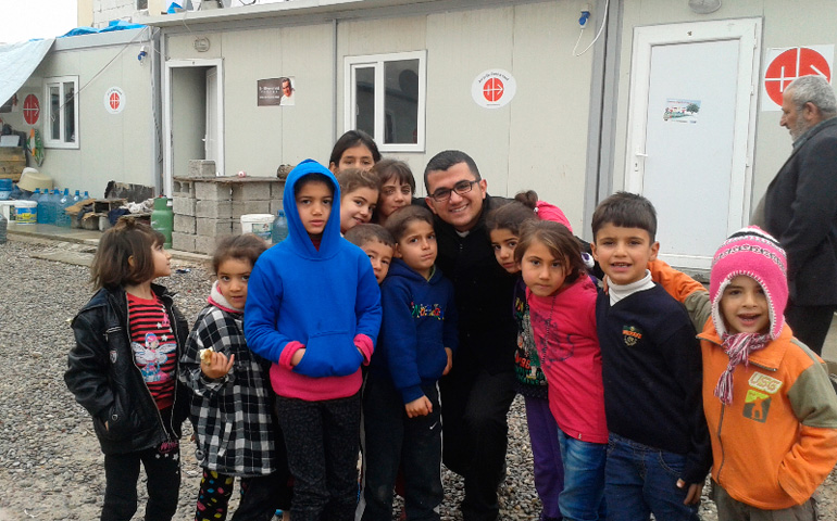 Roni, con refugiados atendidos por Ayuda a la Iglesia Necesaria
