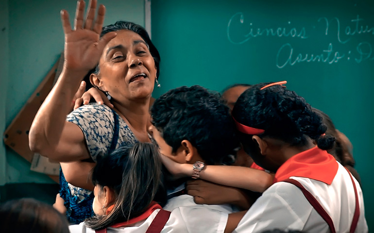 La maestra Carmela (interpretada por Alina Rodríguez) con sus alumnos, en una escena de la película 'Conducta'