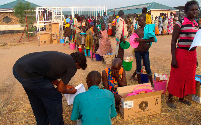 Refugiados sur sudaneses reciben agua y alimentos