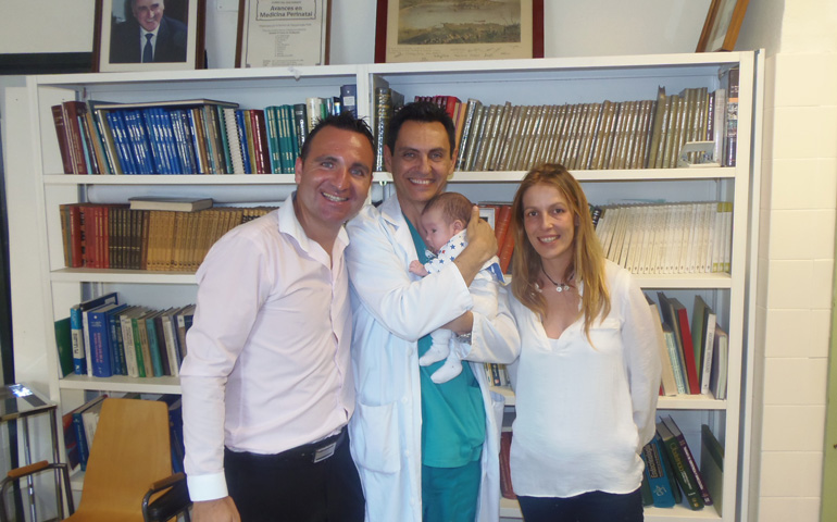 Javier, Vanesa y el pequeño Daniel, con el doctor José Luis Bartha, gracias a cuya ayuda Daniel pudo nacer
