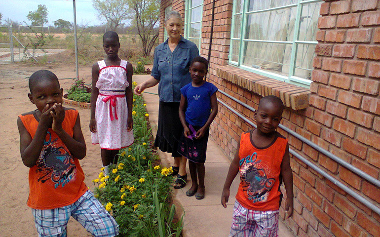 Niños acogidos en la casa para huérfanos de las Misioneras Hijas del Calvario
