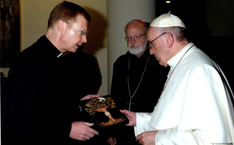 Hans Zollner entrega al Papa un cuadro pintado por una víctima canadiense