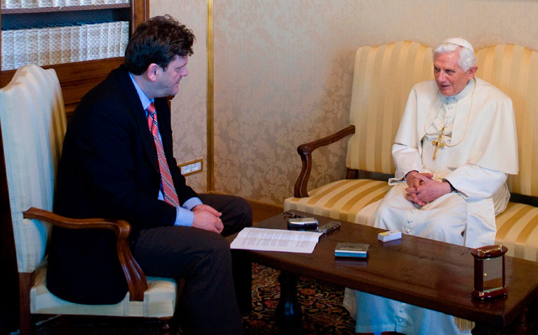 El periodista Peter Seewald junto al Papa Benedicto XVI en 2010