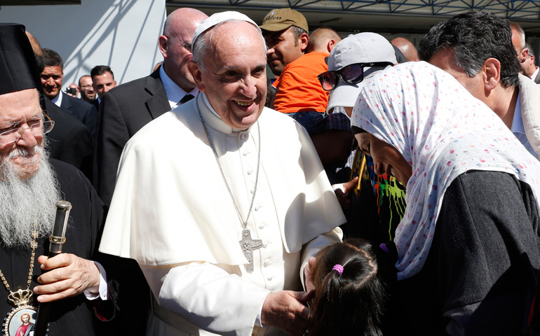 El Papa Francisco saluda a una mujer refugiada, con su hija, que van a viajar con él a Roma, en el aeropuerto internacional de Mytilene en Lesbos, Grecia el 16 de abril de 2016