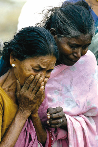 Mujeres de Cuddalore (India) durante el entierro de sus familiares
