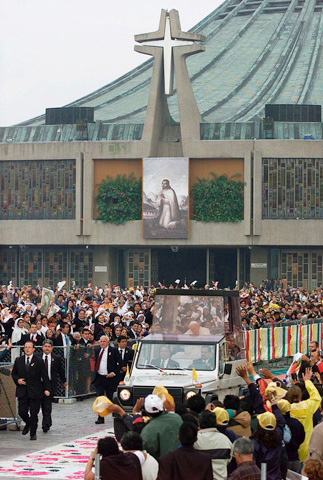 Juan Pablo II llega a la Basílica de Guadalupe, el 31 de julio de 2002, para la canonización del indio san Juan Diego