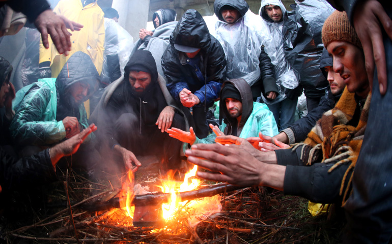 Refugiados en Serbia intentan paliar al fuego los efectos de la ola de frío