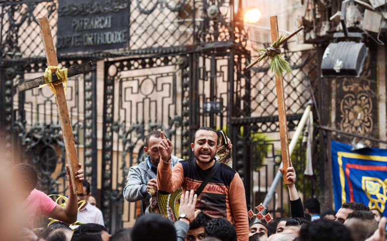 Cristianos coptos abandonan la catedral de San Marcos de Alejandría después de que un terrorista se inmolase en la puerta