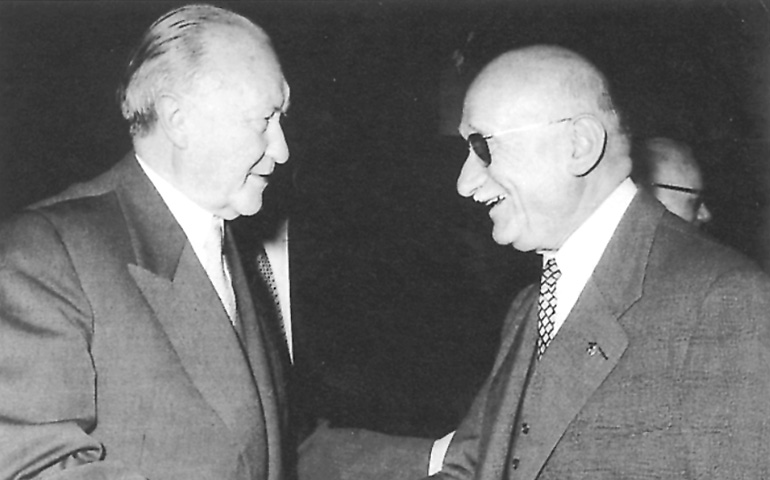 Robert Schuman (a la derecha) estrecha la mano de Konrad Adenauer, primer Canciller de la República Federal de Alemania