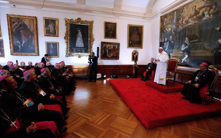 El Papa Francisco con los obispos de Colombia en el Salón del Palacio cardenalicio de Bogotá, el 7 de septiembre de 2017
