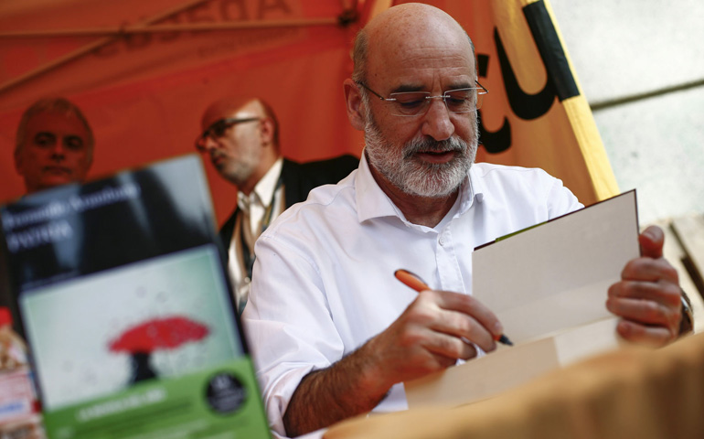 Fernando Aramburu firma ejemplares de la novela 'Patria'