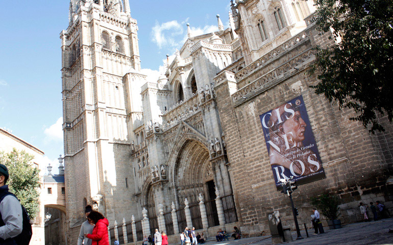 Cartel anunciador de la exposición sobre Cisneros, en la fachada de la catedral de Toledo