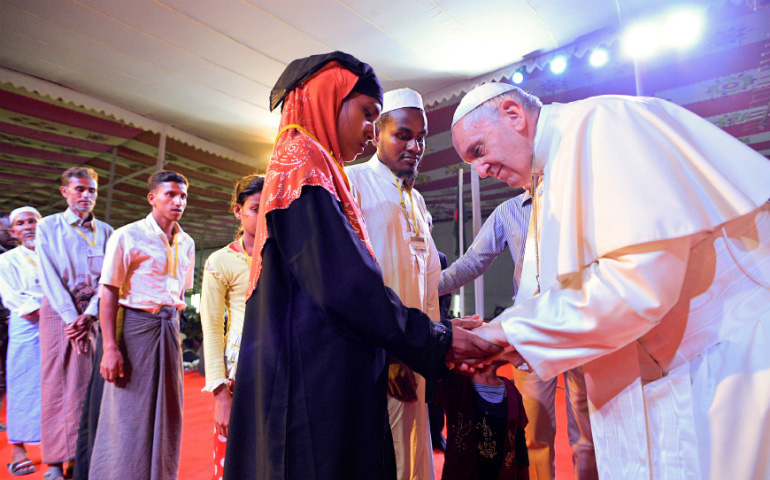 El Papa saluda a una familia rohinyá durante un encuentro interreligioso en 2018