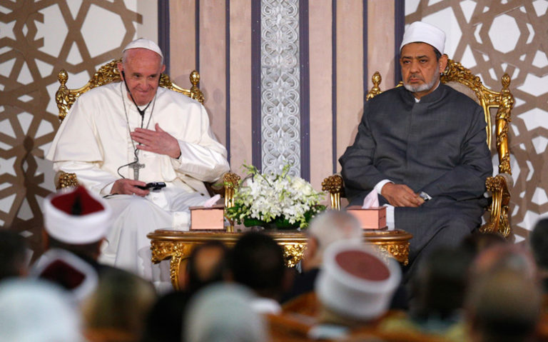 El Papa Francisco junto al imán de Al Azhar, Ahmed Al-Tayeb, el 28 de abril durante su viaje a Egipto.