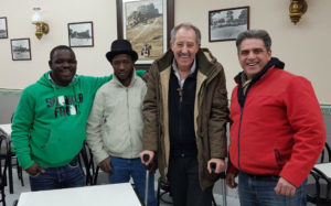 El sacerdote Jorge de Dompablo, (con bigote y muletas), con un voluntario (con abrigo rojo y situado a la derecha de la imagen) y algunas de las personas con las que convive
