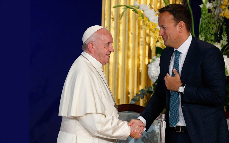 Papa Francisco junto al primer ministro de Irlanda, Leo Varadkar